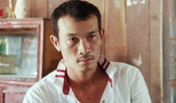 Trưởng công an xã xịt hơi cay vào mặt thanh niên bị kỷ luật